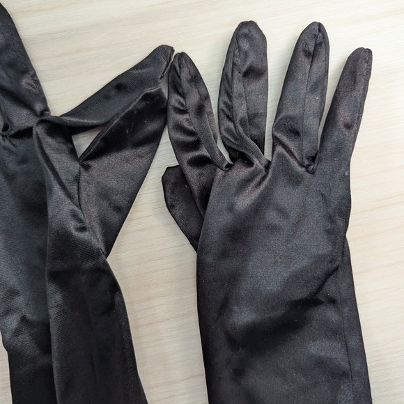 Elegant Black Satin Gloves - Picture 3 of 4